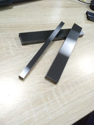 좋은 가격 0.5mm 두께 스테인리스 스틸 트림 스트립 AFP와 헤어 라인 온라인으로