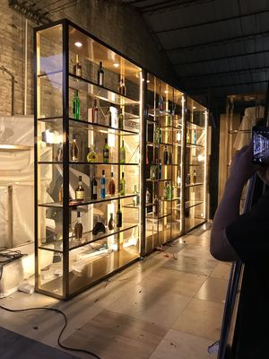 좋은 가격 바 테이블 와인 캐비닛 하이 풋 파티션 캐비닛 온라인으로