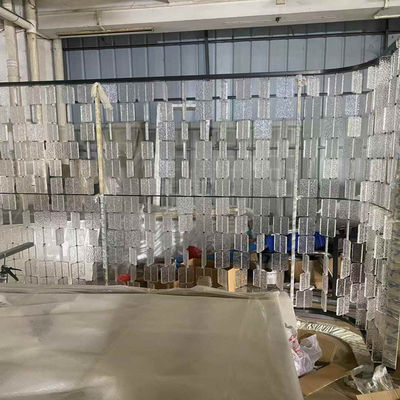 좋은 가격 예술적 스테인레스 스틸 스크린 파티션 사용자 정의 유리 곡선 고급 거실 호텔 파티션 현대 디자인 온라인으로